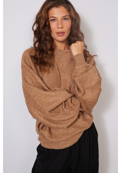 Asimetrik Broş Detaylı Yarasa Kol Triko Kazak CAMEL Asimetrik Broş Detaylı Yarasa Kol Triko Kazak CAMEL