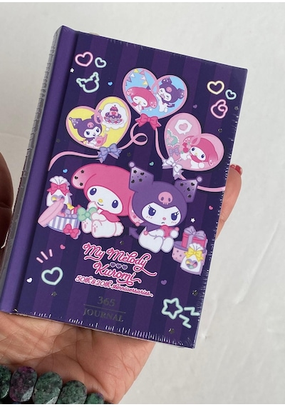 Victori's Journals Vj Kuromi-my Melodi Lisanslı 365 Günlük 368 Sayfa A7 Ebatında Gümüş Varaklı Kenarlı Defter Mor