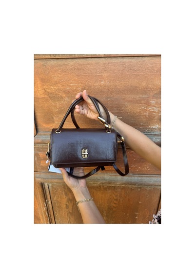Just Polo Kadın Yeni Sezon Aksesuar Detaylı Çapraz Ayarlanabilir Askılı Şık El & Omuz Çantası Ebat 22 X 11 Cm Kahverengi