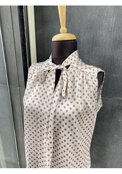 Pera Moda Sıfır Kol Pileli Fularlı Puantiyeli Bluz Kahve