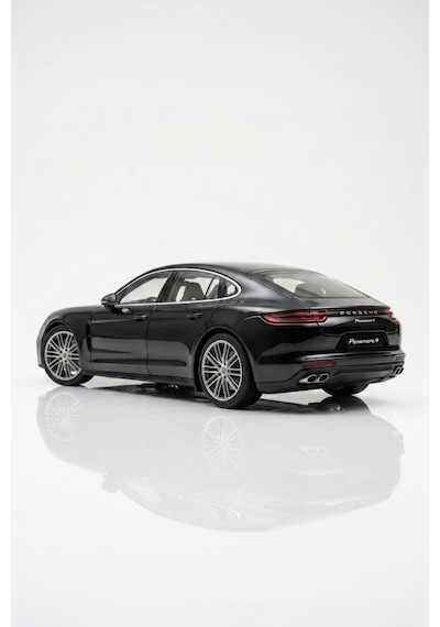 Işıklı Sesli Pilli 1:24 Metal Porsche Panamera Turbo Kapısı Kaputu Ve Bagajı Açılabilir Model Araba Siyah