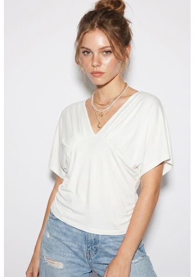 Kadın Vücuda Oturan Büzgülü Drape Detaylı V Yaka Yarasa Kol Bluz Öb261047 60286353 - Beyaz Kadın Vücuda Oturan Büzgülü Drape Detaylı V Yaka Yarasa Kol Bluz Öb261047 60286353 - Beyaz