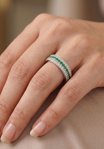 Tamamen Doğal Zümrüt Üç Sıra Su Yolu Pırlanta Yüzük