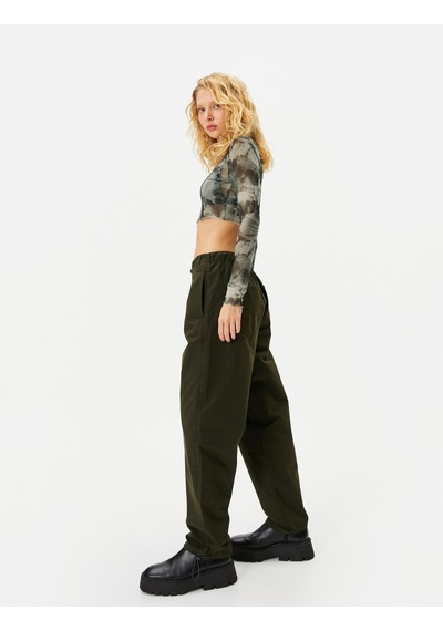 Koton Paraşüt Pantolon Oversize Cepli Beli Ve Paçaları Lastikli Stoperli Pamuklu Haki 4wal40118mw Haki Koton Paraşüt Pantolon Oversize Cepli Beli Ve Paçaları Lastikli Stoperli Pamuklu Haki 4wal40118mw Haki