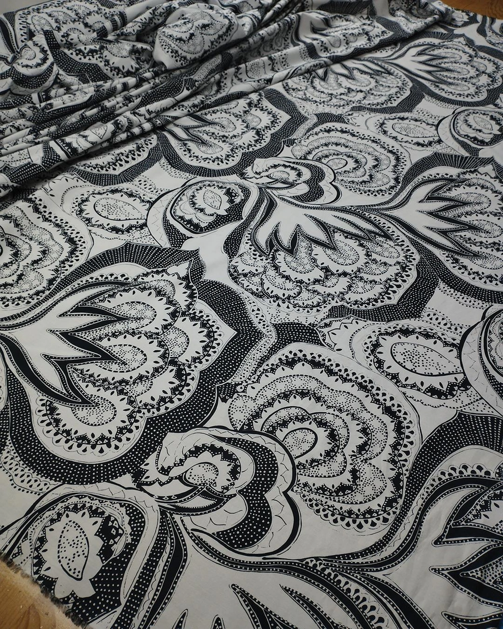 Pamuklu Yumuşak Etnik Desenli Dokuma Beyaz Siyah Renklerde En: 150 Cm-1532 Renkli
