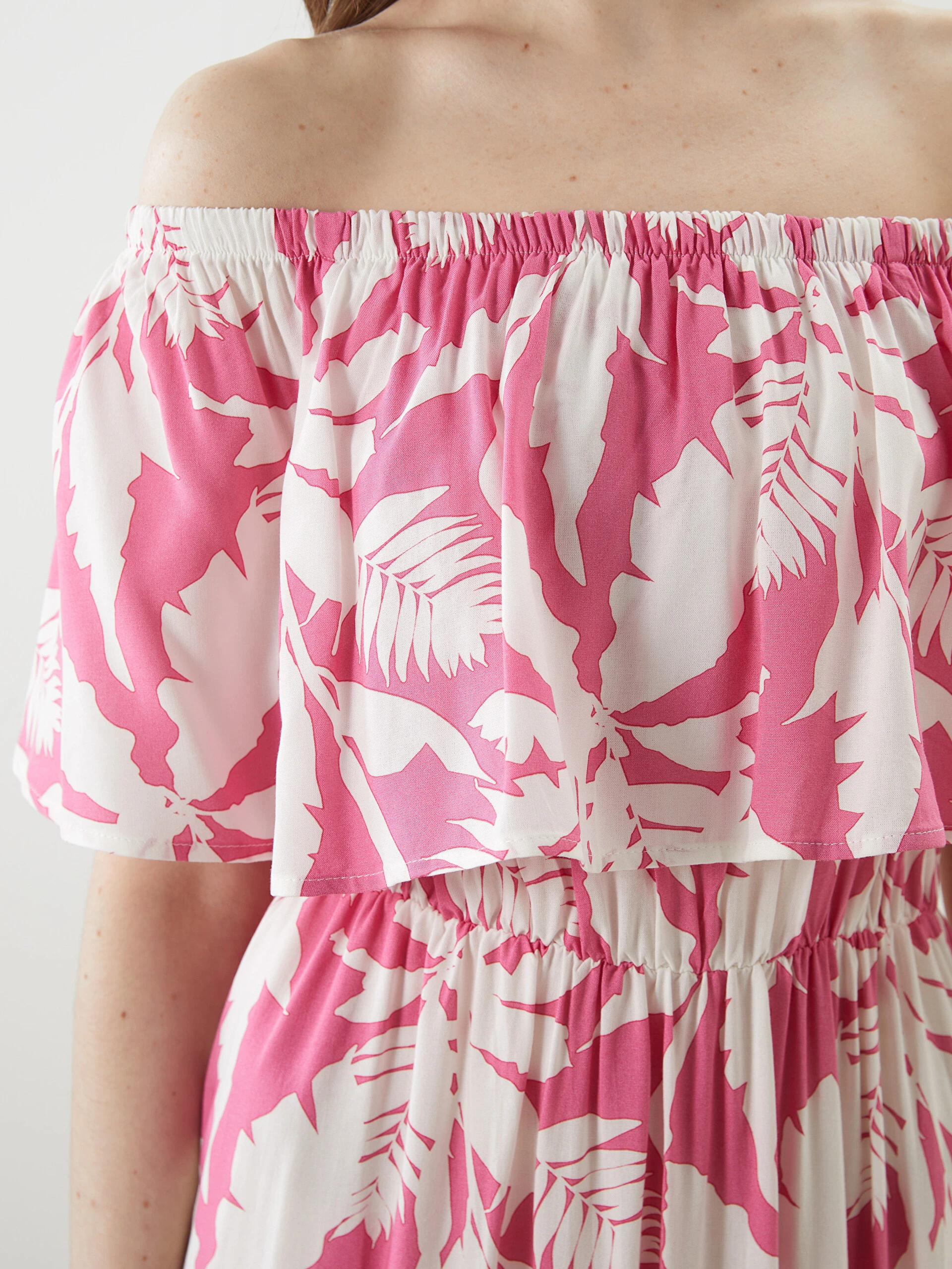 LC Waikiki Lcwaıkıkı Classic Pembe Kayık Yaka Çiçekli Elbise LC Waikiki Lcwaıkıkı Classic Pembe Kayık Yaka Çiçekli Elbise