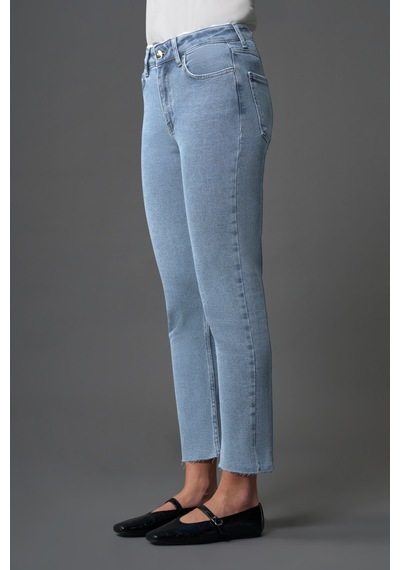 Mizalle Kesik Paça Mom Fit Açık Mavi Denim Pantolon Açık Mavi