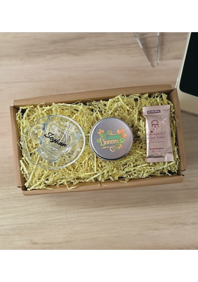 Bk Gift Kişiye Özel İsimli Cam Kahve Fincanı & Türk Kahvesi & Gümüş Metal Kutuda Kokulu Mum Hediye Seti-4, Anneye Hediye, Anneler Günü Hediyeleri Kobi