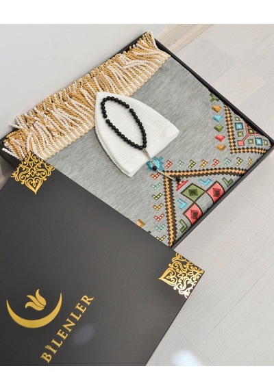 Erkekler İçin Seccade Takke Tesbih Hediyelik Seti Kilim Desenli Kadife Astarlı Seccade, 33 Lü Erkek Tesbihi, Takke Ve Özel Kutu Gri Erkekler İçin Seccade Takke Tesbih Hediyelik Seti Kilim Desenli Kadife Astarlı Seccade, 33 Lü Erkek Tesbihi, Takke Ve Özel Kutu Gri