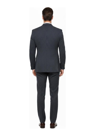 İtalyan Kesim Lacivert Kruvaze Takım Elbise Modern Slim Fit Çizgili Kumaş Detaylı Lacivert İtalyan Kesim Lacivert Kruvaze Takım Elbise Modern Slim Fit Çizgili Kumaş Detaylı Lacivert