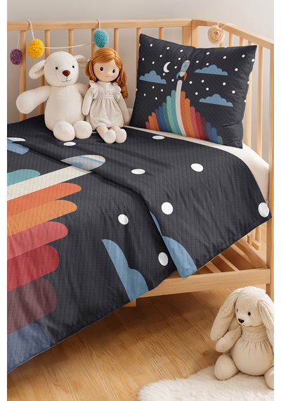 Evimde Bambaşka Uzay Roket Desenli Lacivert Çocuk Odası Tek Kişilik Pike Takımı-desenli 160x220 CM Yatak Örtüsü Evimde Bambaşka Uzay Roket Desenli Lacivert Çocuk Odası Tek Kişilik Pike Takımı-desenli 160x220 CM Yatak Örtüsü