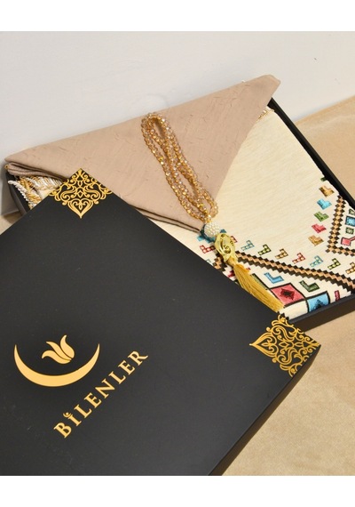 Çeyizlik Hediyelik Seccade Eşarp Tesbih Set Kilim Desenli Kadife Astarlı Seccade, Eşarp, Kristal Tesbih Özel Kutulu Lüks Hediye Seti Beyaz