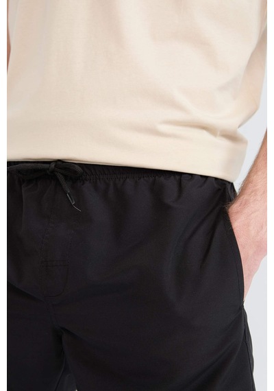 DeFacto Regular Fit Kısa Boy Cepli File Astarlı Beli Bağcıklı Düz Hafif Kumaş Deniz Şortu E5133AXNSBK27 DeFacto Regular Fit Kısa Boy Cepli File Astarlı Beli Bağcıklı Düz Hafif Kumaş Deniz Şortu E5133AXNSBK27