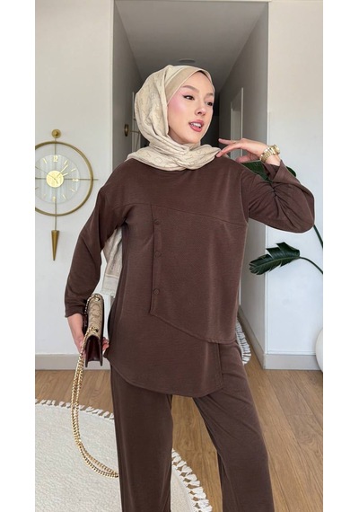 Lacivert & Açık Kahve Asimetrik Kesim İnce Pike Kumaş İkili Takım Modern Ve Rahat Şıklık Lacivert & Açık Kahve Asimetrik Kesim İnce Pike Kumaş İkili Takım Modern Ve Rahat Şıklık