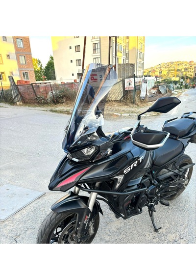 Motocam Qj Srt 900 Ön Cam 2023-2026 Model 61cm Füme Renkli 4mm