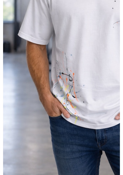 Tarz Cool Erkek Oversize Baskılı Tişört Renkli Boya Desenli Modern Streetwear Beyaz
