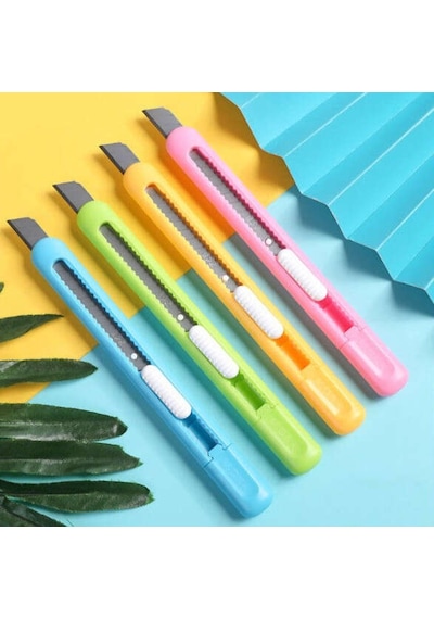 Deli Plastik Dar Maket Bıçağı 9 Mm. 1 Adet Karışık Renk