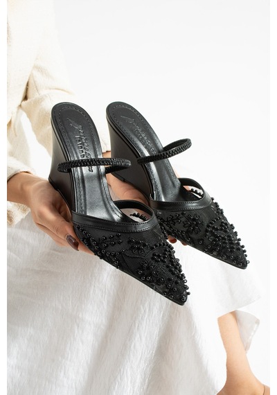 Lebibe Shoes Dıa Siyah Kadın 9 Cm Dolgu Topuklu İncili Bantlı Abiye Gelin Düğün Ayakkabısı Terliği Lebibe Shoes Dıa Siyah Kadın 9 Cm Dolgu Topuklu İncili Bantlı Abiye Gelin Düğün Ayakkabısı Terliği