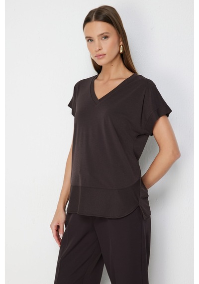 On Kadın V Yaka Parçalı T-shirt 71475 Kahverengi On Kadın V Yaka Parçalı T-shirt 71475 Kahverengi