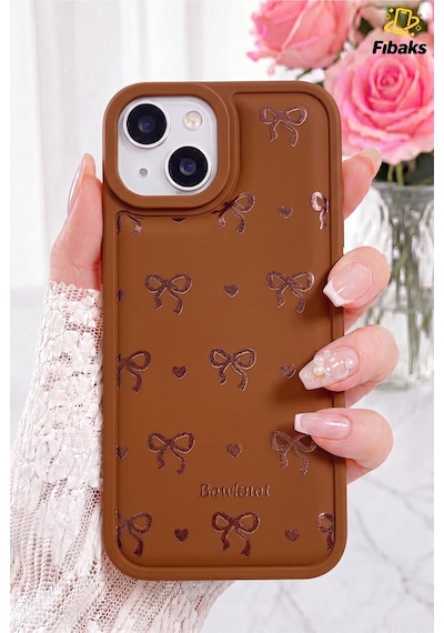 Fibaks iPhone 14 Plus/15 Plus Uyumlu Kılıf Yumuşak Dokulu Fiyonk Desenli Kahverengi Yumuşak Kamera Korumalı