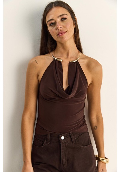 Shade Kadın Halter Yaka Metal Aksesuarlı Degaje Bluz 2307 60286131 - Acı Kahve Çok Renkli
