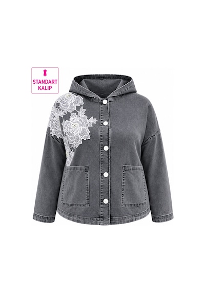 Trieste Büyük Beden Kapüşonlu Düğmeli Çiçek Dantel Ve İnci Detaylı İnce Denim Kadın Ceket Antrasit Trieste Büyük Beden Kapüşonlu Düğmeli Çiçek Dantel Ve İnci Detaylı İnce Denim Kadın Ceket Antrasit
