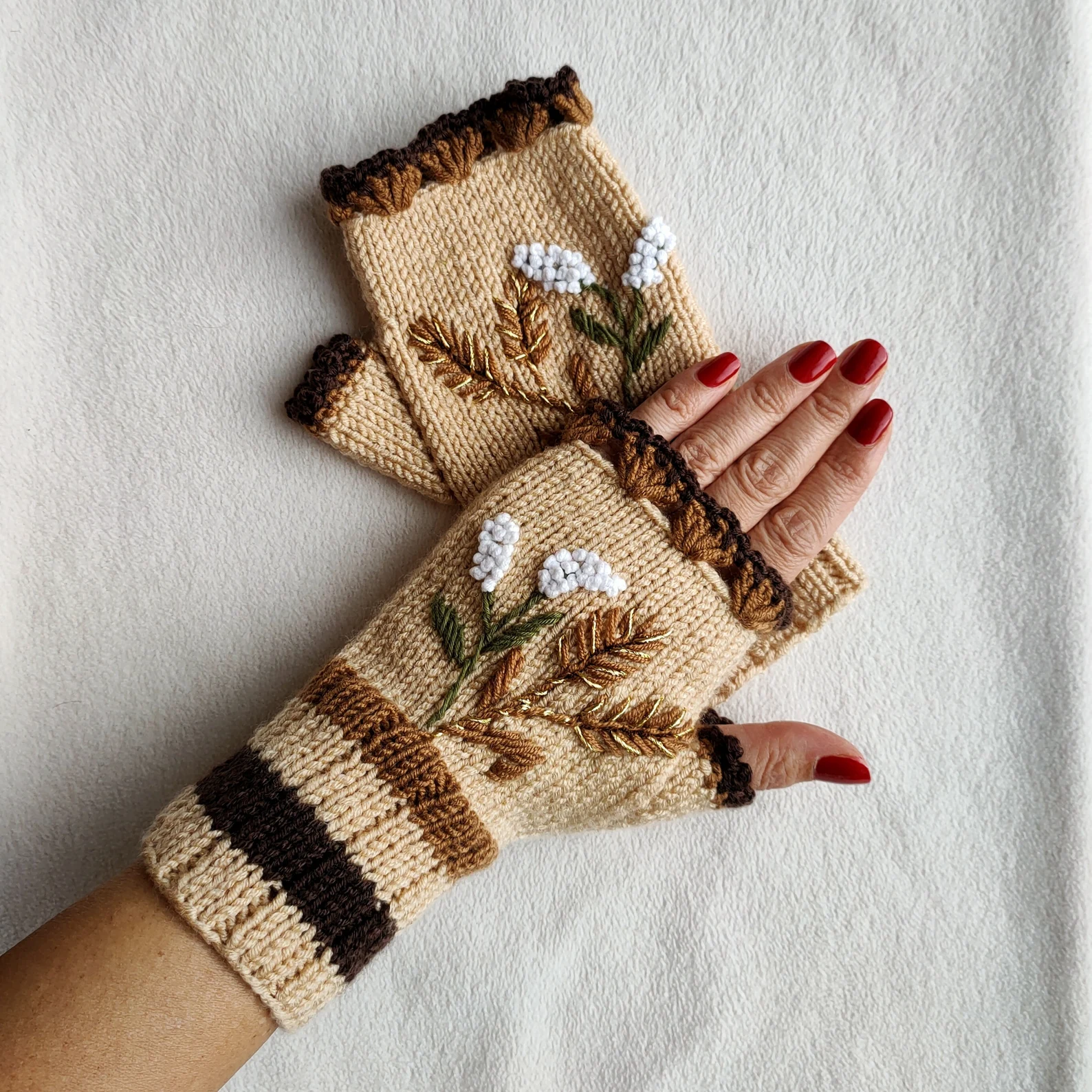 Newdaycraft El Örgüsü Vintage Ilhamli Cicek Ve Basak Nakisli Parmaksiz Eldiven Bej - Krem Newdaycraft El Örgüsü Vintage Ilhamli Cicek Ve Basak Nakisli Parmaksiz Eldiven Bej - Krem