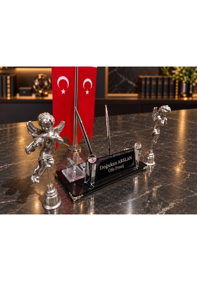 Kişiye Özel Çift Kalemli Kristal Masa İsimliği Türk Bayraklı Melek Figürlü 4 Parça Siyah