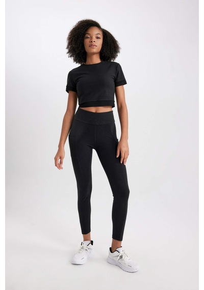 DeFactoFit Crop Bisiklet Yaka Sporcu Kısa Kollu Kadın Tişört - Siyah A2505AX23AUBK81