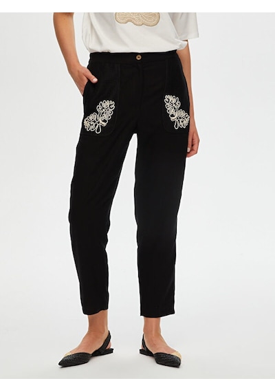 Faik Sönmez Kordone Nakış Garnili File Detaylı Comfort Fit Pantolon S25pnt030 Us25pnt03010 Siyah Faik Sönmez Kordone Nakış Garnili File Detaylı Comfort Fit Pantolon S25pnt030 Us25pnt03010 Siyah