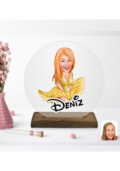 Kişiye Özel Marilyn Monroe Karikatürlü Yuvarlak Ahşap Standlı Bib