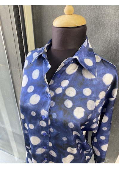 Pera Moda Oversize Kalıp Batik Desenli Puantiyeli Saten Gömlek Lacivert