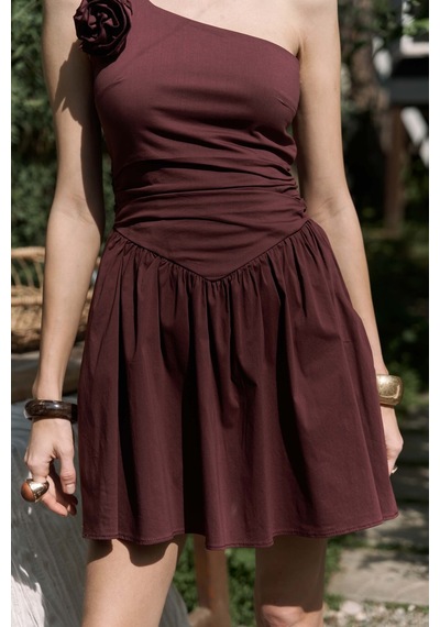 Mai Collection Mai Studios Co. Lissa Tek Omuz Gül Detay Bordo Mini Elbise Bordo