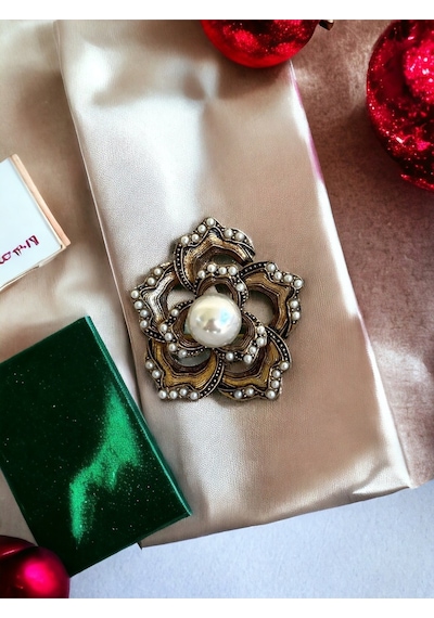 Kristal Taşlı Küçük Çiçek Motif Broş İnci