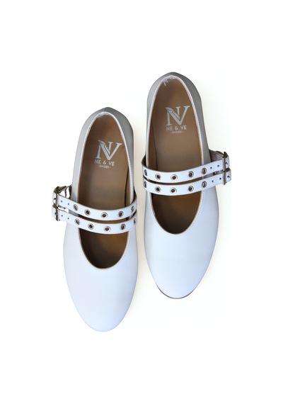 Ne&ve Shoes Beyaz Deri Yuvarlak Burunlu İki Bantlı Metal Aksesuarlı Kadın Babet