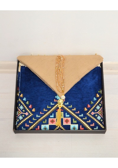Çeyizlik Hediyelik Seccade Eşarp Tesbih Set Kilim Desenli Kadife Astarlı Seccade, Eşarp, Kristal Tesbih Özel Kutulu Lüks Hediye Seti Lacivert