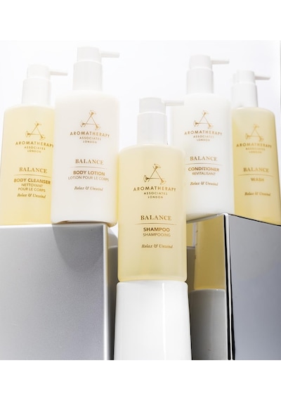 Aromatherapy Şampuan 300 ML + Saç Kremi 300 ML + Vücut Temizleyici 300 ML + Vücut Losyonu 300 ML + Wash 300 ML
