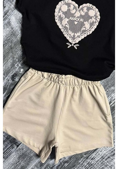 Riccotarz Kız Çocuk Göğsünde Dantel İşleme Kalp Detaylı Siyah T-shirt Beli Lastikli Şortlu Takım Riccotarz Kız Çocuk Göğsünde Dantel İşleme Kalp Detaylı Siyah T-shirt Beli Lastikli Şortlu Takım