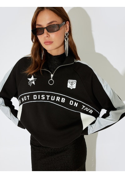 Koton Koton X İnji - Yarım Fermuarlı Sloganlı Renk Bloklu Rahat Kalıp Sweatshirt Siyah 5wal10724ık Siyah