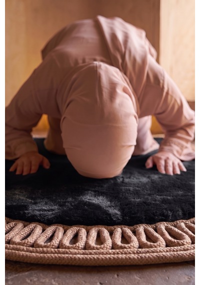 Merplush Mihraplı Peluş Seccade 75x130 Cm Süet Taban Yıkanabilir Yumuşak Namaz Halısı Siyah - Taba
