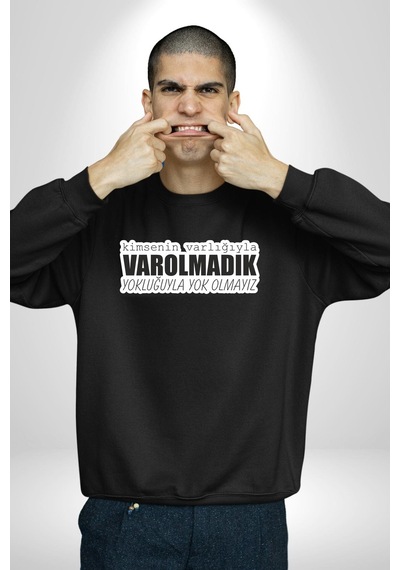 Kimsenin Varlığıyla Varolmadık Yokluğuyla Yok Olmalıyız Yazılı Unisex Siyah Sweatshirt Siyah