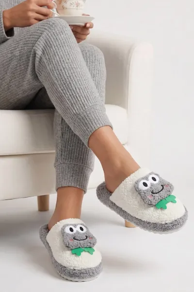 Modafocus Sevimli Kurbağa Desenli Kadın Peluş Ev Terliği Sessiz Taban Kışlık Panduf Gri Modafocus Sevimli Kurbağa Desenli Kadın Peluş Ev Terliği Sessiz Taban Kışlık Panduf Gri