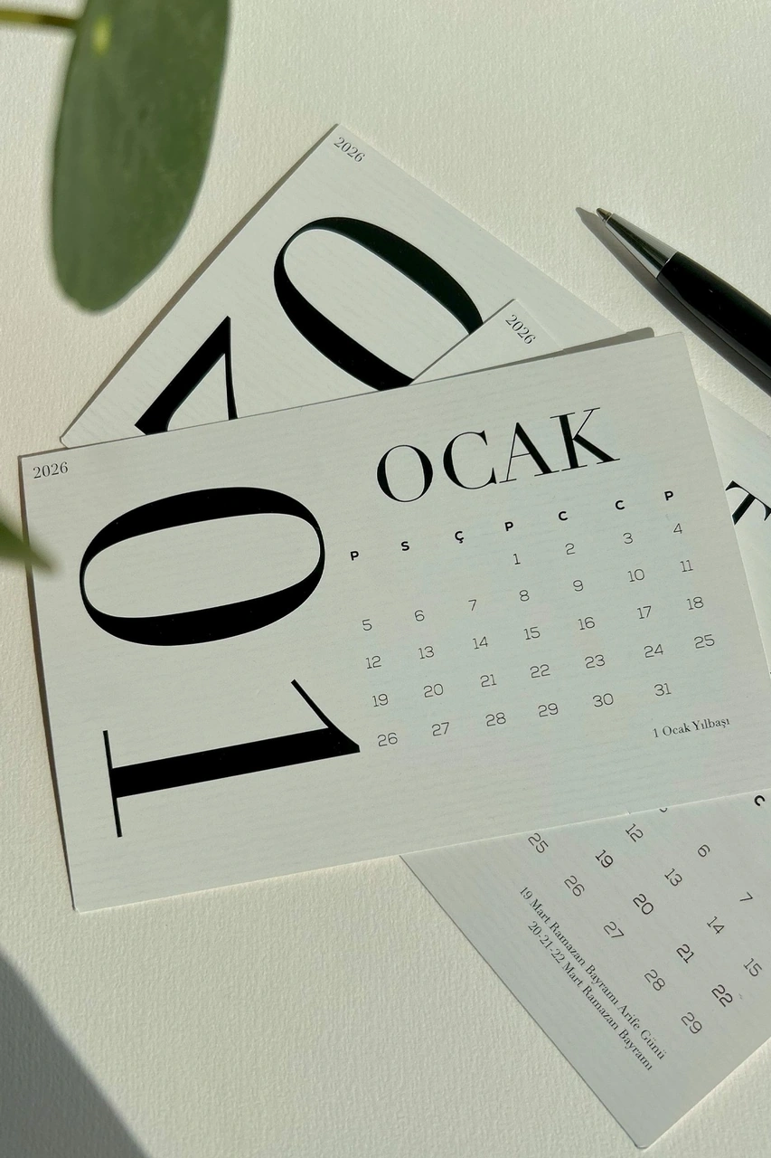 2026 Tipografik Masa Takvimi Siyah Beyaz Minimal Tasarım Ahşap Standlı Modern Takvim