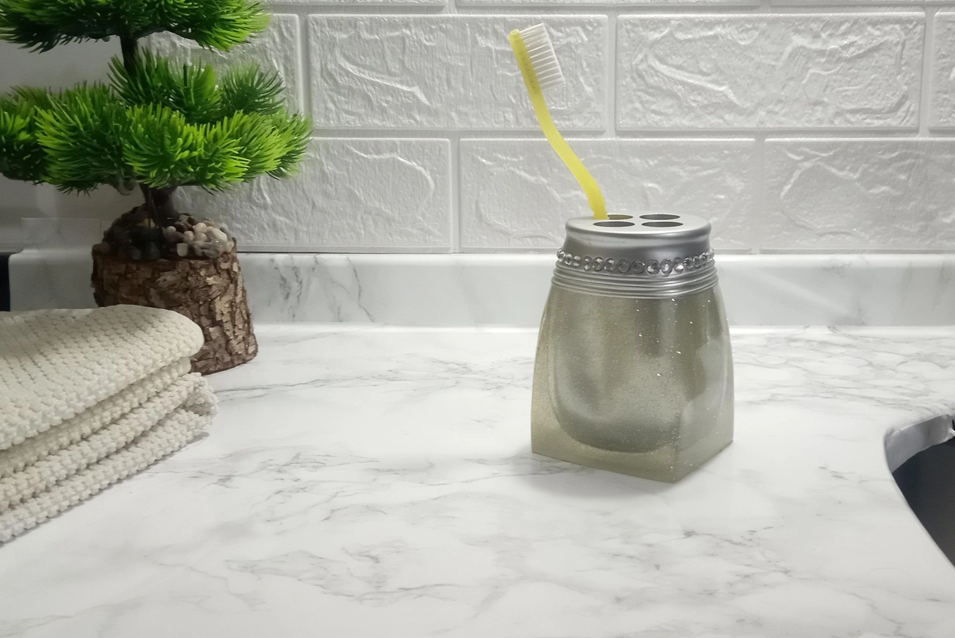 2 Adet Diş Fırçalık Kristal Taşlı Gümüş Poliresin 7x7x10cm Banyo Seti Çok Renkli