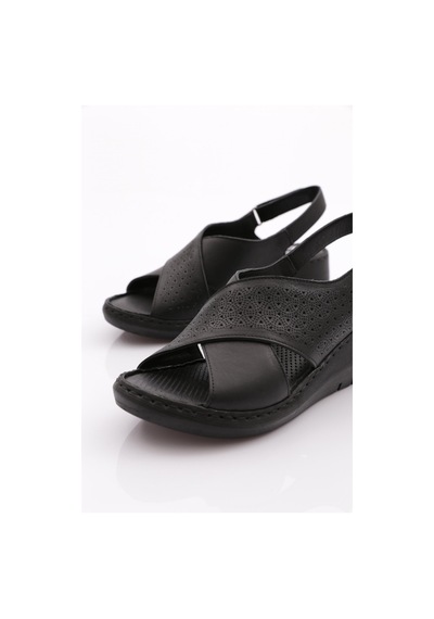 Dgn 1000 Kadin Delikli Kalin Topuk Sandalet 1000-2495-R1534 Siyah