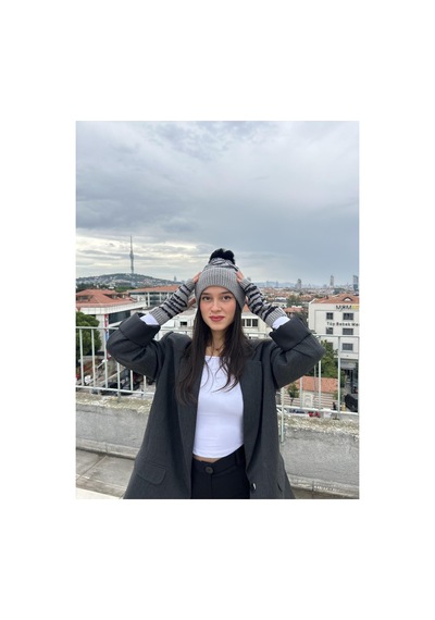 Mollycrush Kadın Gri Ponponlu Bere Ve Eldiven Takımı Çizgili Deseniyle Modern, Sıcak Ve Şık Kış Stili Gri