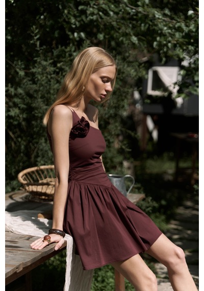 Mai Collection Mai Studios Co. Lissa Tek Omuz Gül Detay Bordo Mini Elbise Bordo