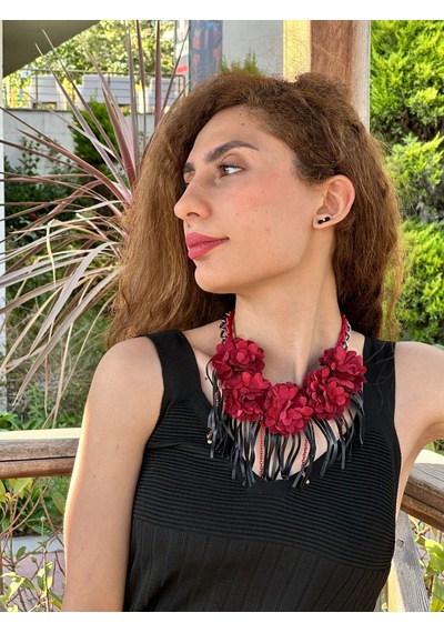 Kabartma Çiçekli Deri Püsküllü Kadın Kolye 20 Cm Kırmızı