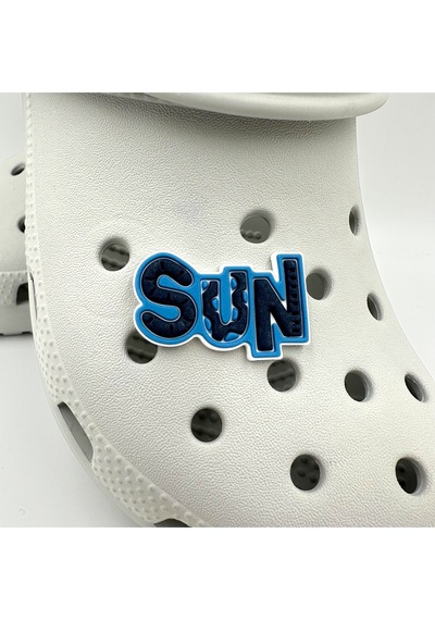 Crocs Terlik Süsü Ve Aksesuarı , Çanta Süsü Jibbitz 3d Sun Yazılı 05 Görsel Logo Aksesuar Mavi-beyaz-siyah Crocs Terlik Süsü Ve Aksesuarı , Çanta Süsü Jibbitz 3d Sun Yazılı 05 Görsel Logo Aksesuar Mavi-beyaz-siyah