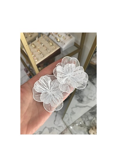 Metal Çizgili Çiçek Model Küpe Beyaz